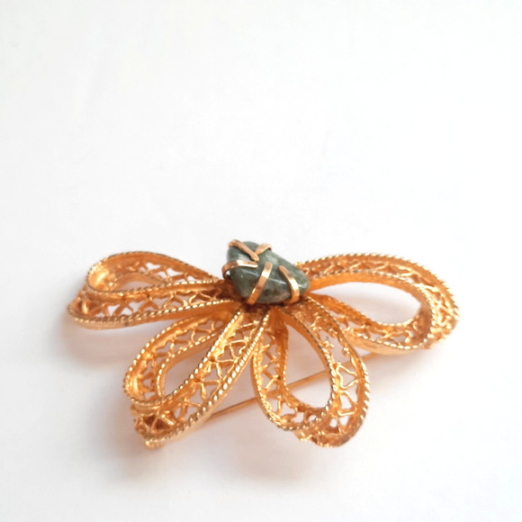 Vintage Ribbon Openwork Bow With Green Accent Stone Gold Tone Brooch Pin - Picture 4 of 5